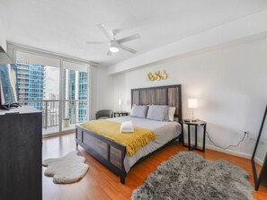 1 camera, una scrivania, ferro/asse da stiro, culla da viaggio