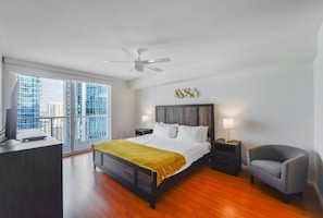 1 chambre, bureau, fer et planche Ă repasser, lit parapluie