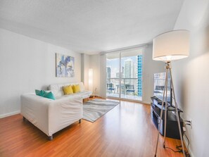 电视、桌上足球、乒乓球