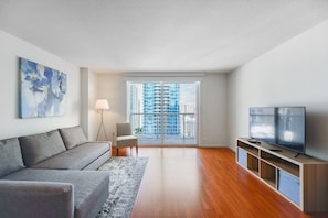 Télévision, baby-foot, table de tennis de table