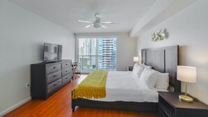1 habitación, escritorio, tabla de planchar con plancha y cuna de viaje 