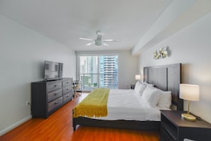 1 bedroom, desk, iron/ironing board, travel cot - THE CLUB 3222 · Luxury⛱King bed swimming pool Jacuzzi Gym gameroom (Miami)