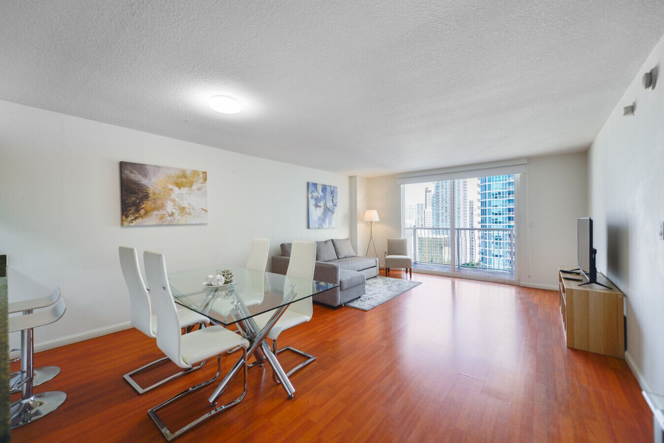 Fernseher, Tischfußball, Tischtennisplatte