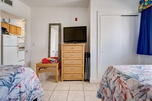 1 Schlafzimmer, Schreibtisch, Bügeleisen/Bügelbrett, Reisekinderbett