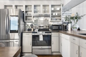 Fridge, microwave, oven, stovetop - Sophisticated 2BR/1.5BA furnished condo in central Dallas with a private patio & garden views. Enjoy an award-winning resort courtyard—pool, sauna + cold plunge, fitness deck & lounges—near Downtown, Deep Ellum & Lakewood. (Dallas)