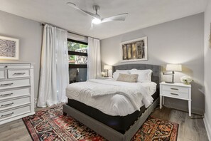 2 bedrooms, desk, iron/ironing board, travel cot - Sophisticated 2BR/1.5BA furnished condo in central Dallas with a private patio & garden views. Enjoy an award-winning resort courtyard—pool, sauna + cold plunge, fitness deck & lounges—near Downtown, Deep Ellum & Lakewood. (Dallas)