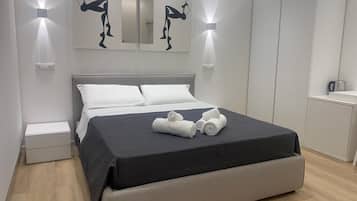 Rom – standard, 1 soverom, privat bad, byutsikt | Minibar, skrivebord, skrivebord for bærbar PC og strykejern/-brett