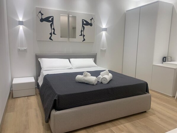 Standard Room, 1 Bedroom, Private Bathroom, City View | Minibar, desk, laptop workspace, iron/ironing board - Abba Rooms (Cagliari)