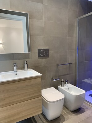 Standard Room, 1 Bedroom, Private Bathroom, City View | Bathroom | Shower, hair dryer, bidet, towels - Abba Rooms (Cagliari)