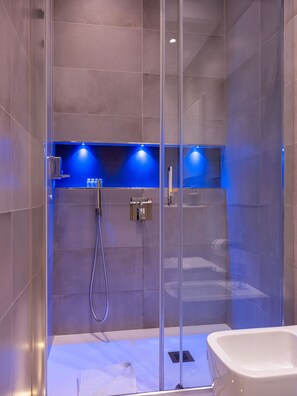 Comfort Room | Bathroom | Shower, hair dryer, bidet, towels - Abba Rooms (Cagliari)