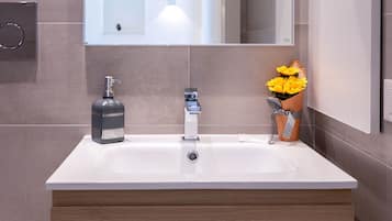 Quarto conforto | Banheiro | Chuveiro, secador de cabelo, bidê, toalhas de banho