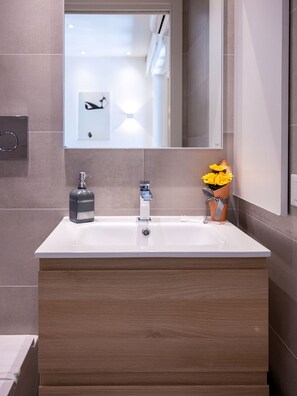 Comfort Room | Bathroom | Shower, hair dryer, bidet, towels - Abba Rooms (Cagliari)