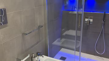 Habitación estándar, 1 habitación, baño privado, vista a la ciudad | Baño | Regadera, secadora de cabello, bidet, toallas
