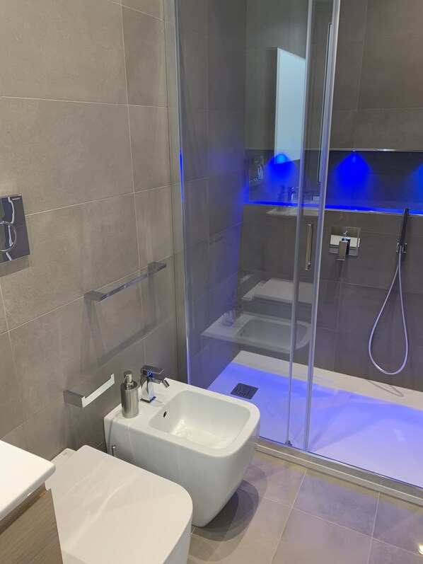 Standard Room, 1 Bedroom, Private Bathroom, City View | Bathroom | Shower, hair dryer, bidet, towels - Abba Rooms (Cagliari)