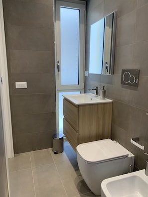 Standard Room, 1 Bedroom, Private Bathroom, City View | Bathroom | Shower, hair dryer, bidet, towels - Abba Rooms (Cagliari)