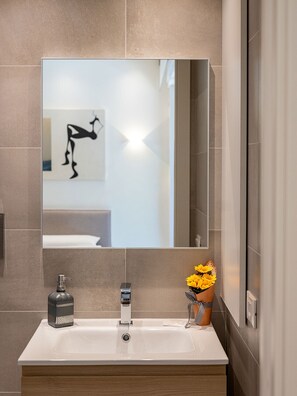 Comfort Room | Bathroom | Shower, hair dryer, bidet, towels - Abba Rooms (Cagliari)