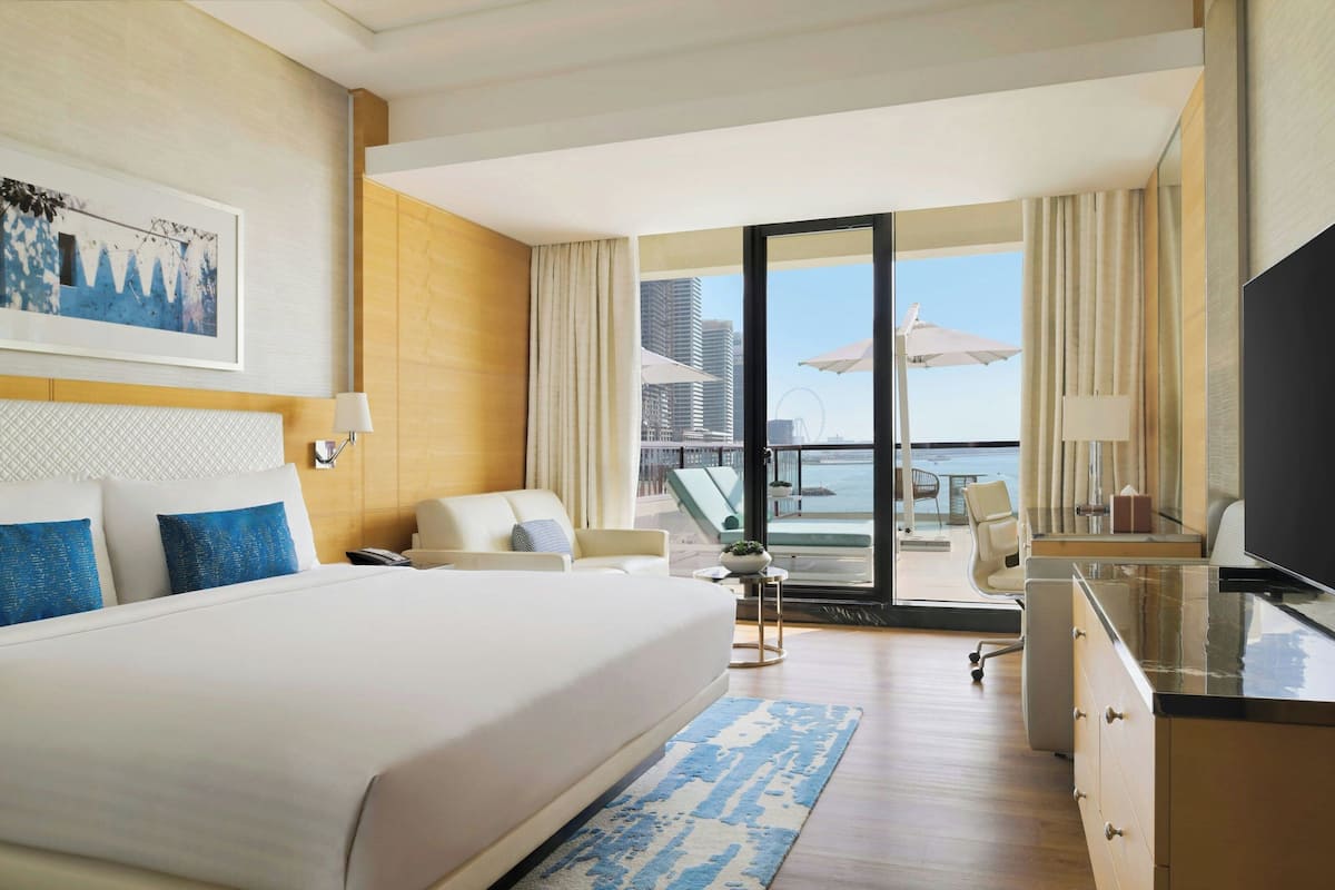 Bộ đồ giường cao cấp, minibar, két bảo mật tại phòng, bàn 