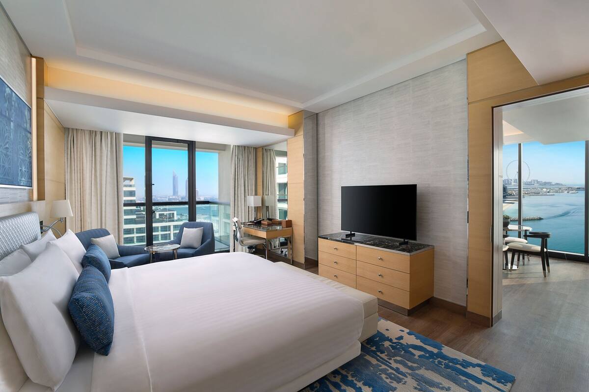 Bộ đồ giường cao cấp, minibar, két bảo mật tại phòng, bàn