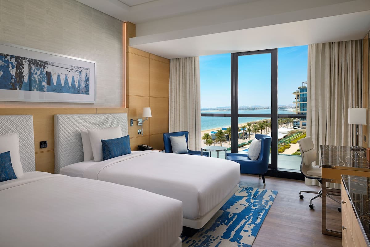 Bộ đồ giường cao cấp, minibar, két bảo mật tại phòng, bàn