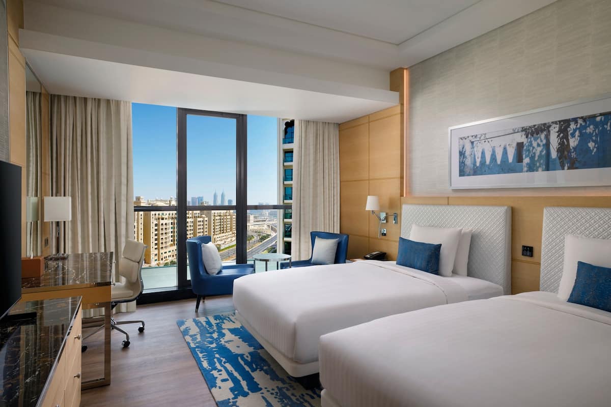 Bộ đồ giường cao cấp, minibar, két bảo mật tại phòng, bàn