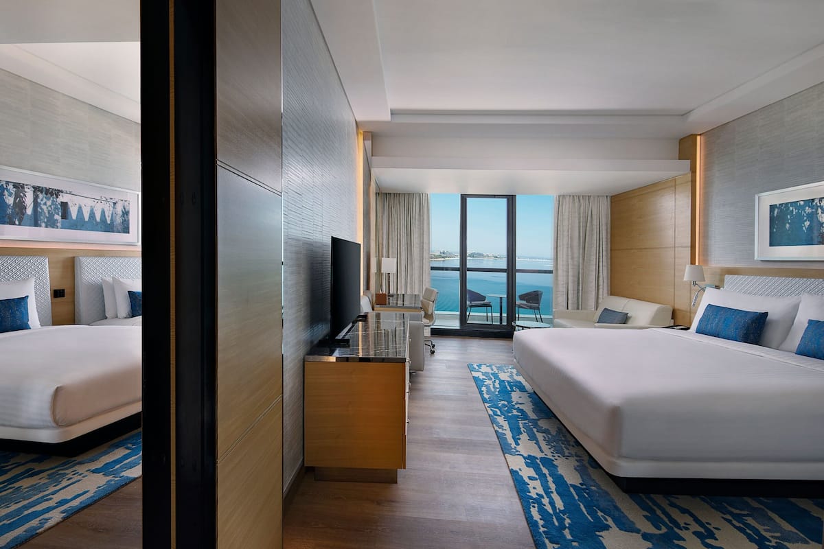 Bộ đồ giường cao cấp, minibar, két bảo mật tại phòng, bàn