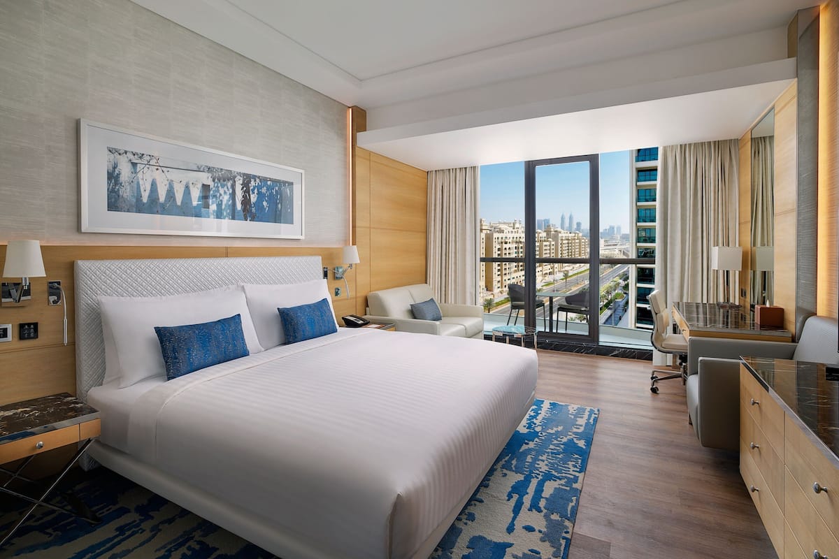 Bộ đồ giường cao cấp, minibar, két bảo mật tại phòng, bàn