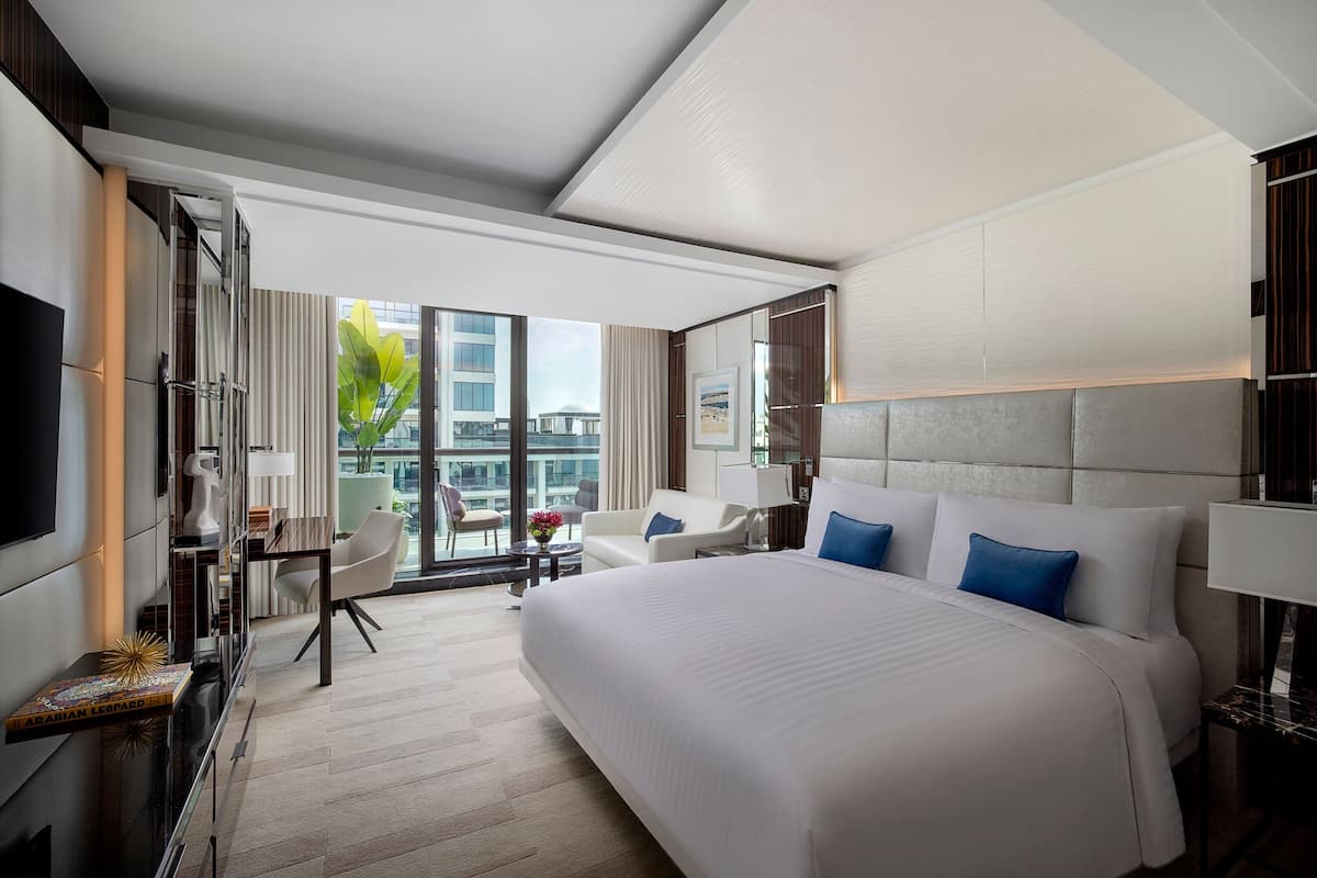 Phòng Suite Royal, 2 phòng ngủ, quang cảnh biển | Bộ đồ giường cao cấp, minibar, két bảo mật tại phòng, bàn 