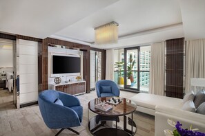 Presidentiële suite, 2 slaapkamers, uitzicht op zee | Luxe beddengoed, een minibar, een kluis op de kamer, een bureau