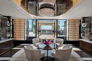 Palm Penthouse,1 King Bedroom and 1 Double Bedroom, Private Terrace Lounge, Club Lounge Access | Bộ đồ giường cao cấp, minibar, két bảo mật tại phòng, bàn 