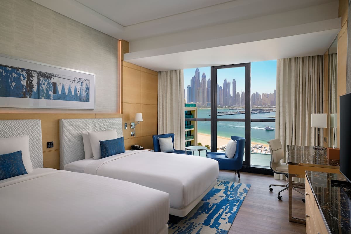 Bộ đồ giường cao cấp, minibar, két bảo mật tại phòng, bàn
