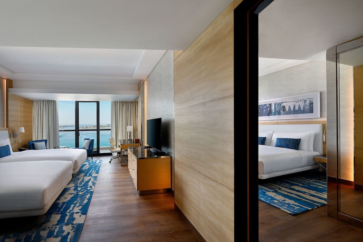 Phòng dành cho gia đình, 1 giường đôi, quang cảnh biển | Bộ đồ giường cao cấp, minibar, két bảo mật tại phòng, bàn