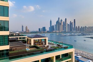 2 bedrooms, premium bedding, minibar, in-room safe