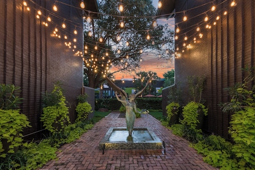 Experience elevated living in this executive 2-bed, 1.5-bath furnished condo featuring a private garden-view patio. Enjoy resort-style amenities including a pool, sauna, cold plunge, and outdoor fitness deck. Perfect for extended stays!