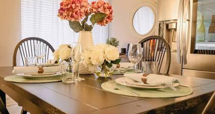 Stylish 2-bed, 1 1/2 bath retreat in Central Dallas with private patio, pool access, and award-winning courtyard.