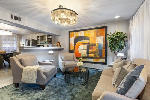 Experience elevated living in this executive 2-bed, 1.5-bath furnished condo featuring a private garden-view patio. Enjoy resort-style amenities including a pool, sauna, cold plunge, and outdoor fitness deck. Perfect for extended stays!