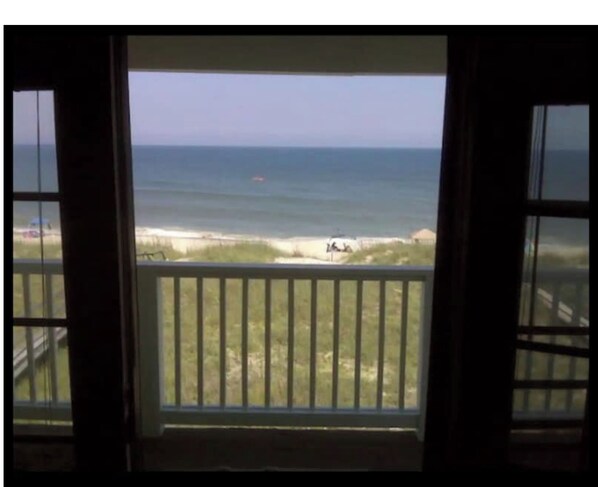 Vista desde una habitación con balcón que da a la playa.