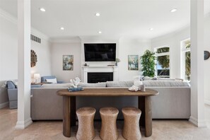 Smart TV, futbolito y tenis de mesa 