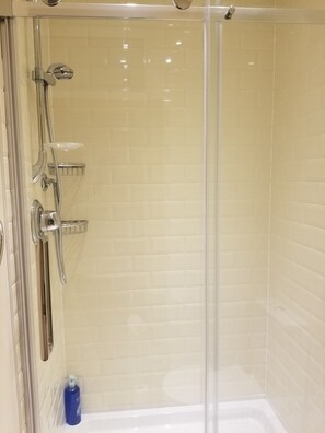 Dusj, hårføner, håndklær og såpe