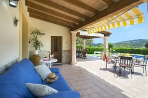 Terrace/patio - Delightful Family Villa, Panoramic Countryside Views, A/C, Private Pool close to Pollenca & Beaches (Pollença)