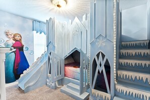 5 habitaciones, tabla de planchar con plancha y acceso a internet 