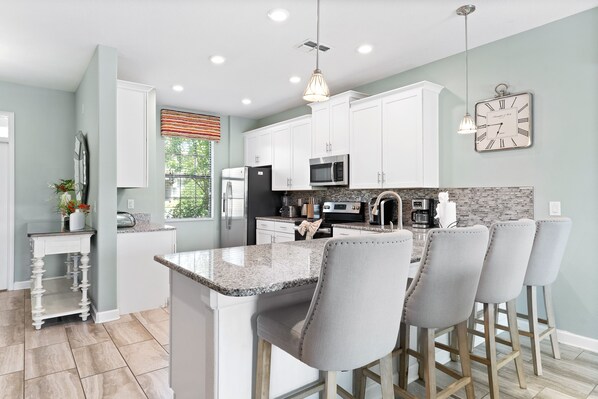 Réfrigérateur, four à micro-ondes, un four, surface de cuisson