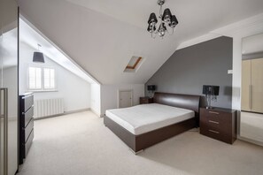 2 bedrooms, desk, iron/ironing board, free WiFi - Contemporary maisonette in Fulham & Chelsea (London)