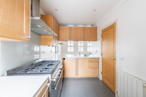 Fridge, oven, stovetop, dishwasher - Contemporary maisonette in Fulham & Chelsea (London)