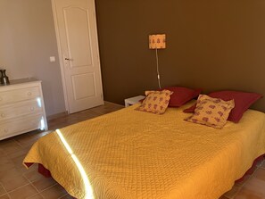 2 bedrooms, desk, iron/ironing board, free WiFi