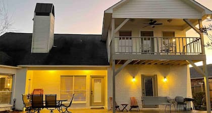Enchanting lake home with amazing views! Very Safe