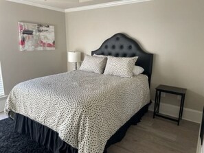 3 habitaciones, escritorio y tabla de planchar con plancha 