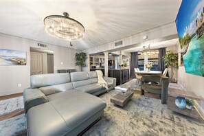 Een smart-tv en een kantoor