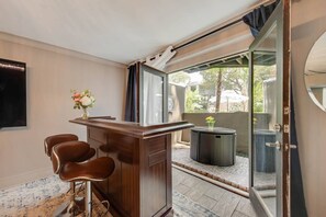 Lobby - Experience elevated comfort in this upscale 2-bedroom Dallas condo with pool views and exclusive access to an award-winning courtyard featuring a resort-style pool, hot tub, dry sauna, and lush lounge areas. Enjoy a 77″ smart TV, sleek leather sofa, (Dallas)