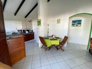 Dining - Spacious T3 gîtes, lovely terrace and shared swimming pool, sea view, peaceful setting (Capesterre-Belle-Eau)