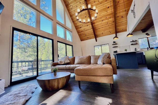 Una Smart TV, una chimenea, libros